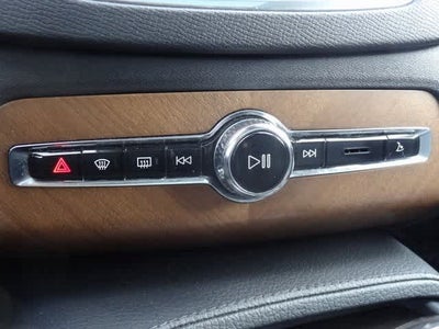 2018 Volvo XC90 T6 Momentum