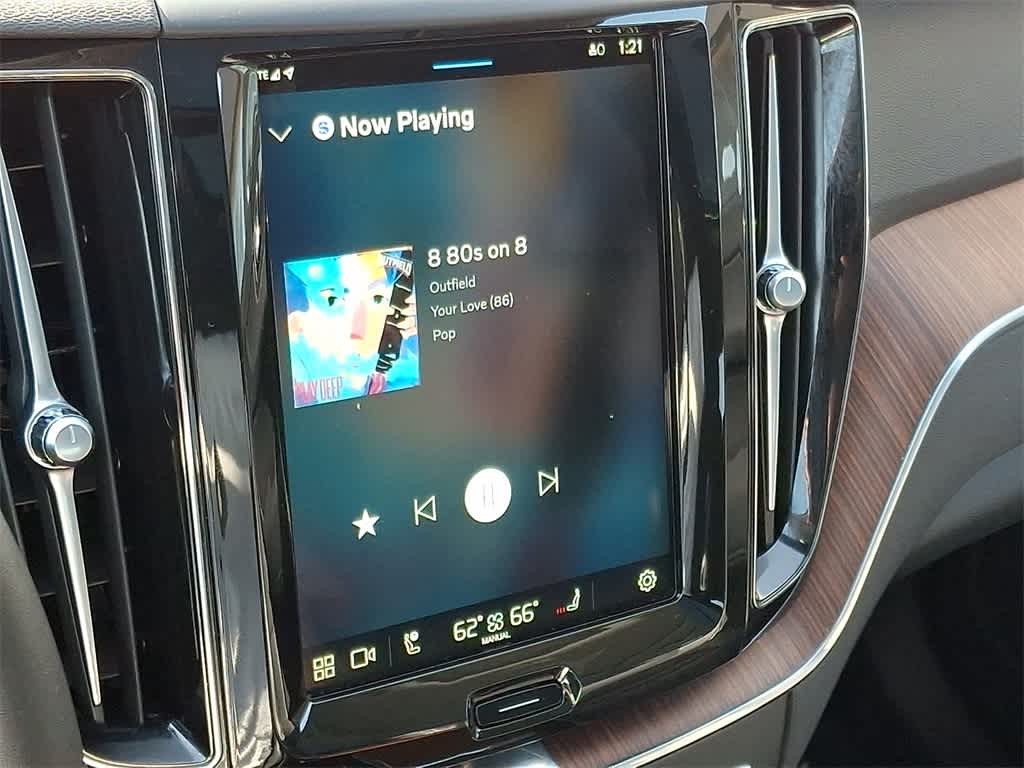 2024 Volvo XC60 Plus Dark Theme