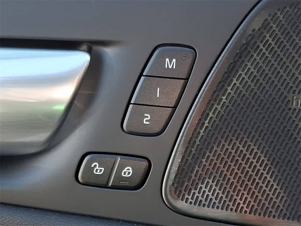 2024 Volvo XC60 Plus Dark Theme