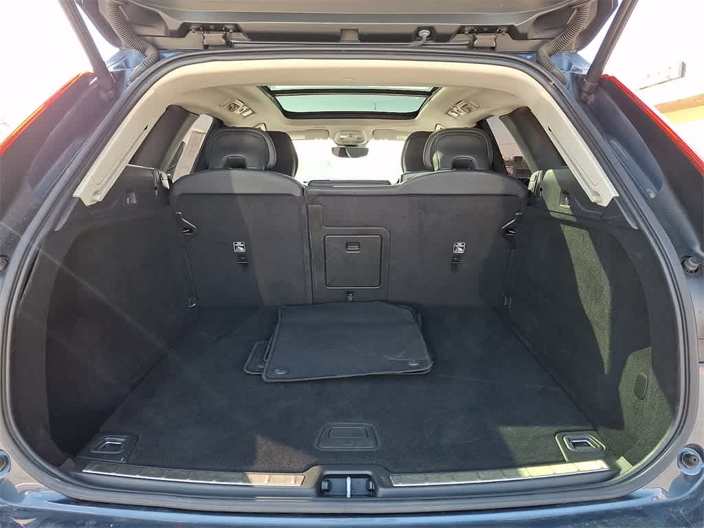 2024 Volvo XC60 Plus Dark Theme