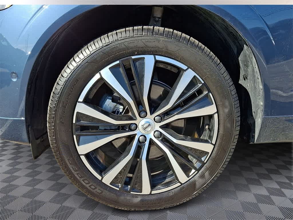 2024 Volvo XC60 Plus Dark Theme