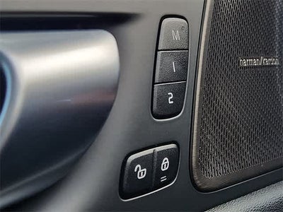 2024 Volvo XC60 Plus Dark Theme