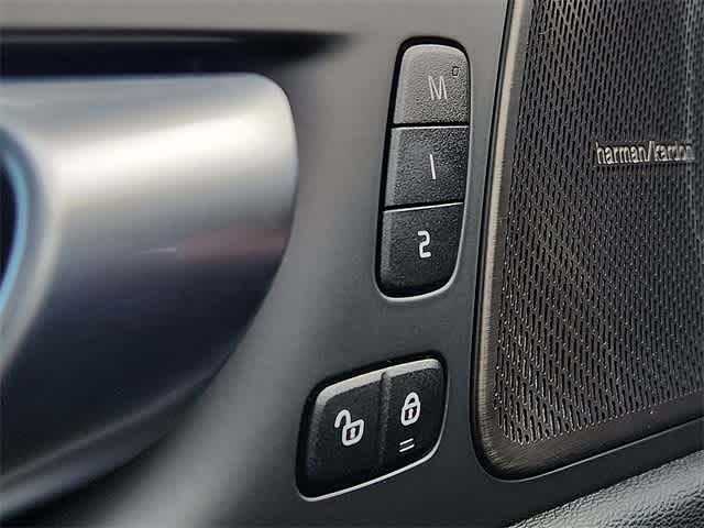 2024 Volvo XC60 Plus Dark Theme