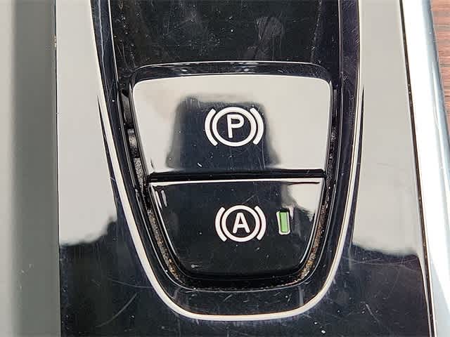 2024 Volvo XC60 Plus Dark Theme