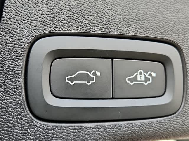 2024 Volvo XC60 Plus Dark Theme