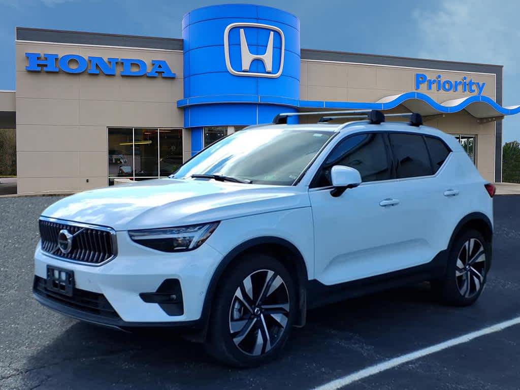 2024 Volvo XC40 Ultimate Bright Theme