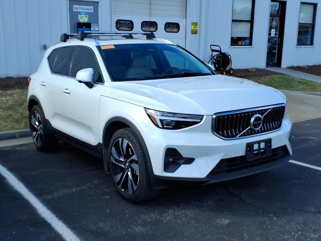 2024 Volvo XC40 Ultimate Bright Theme