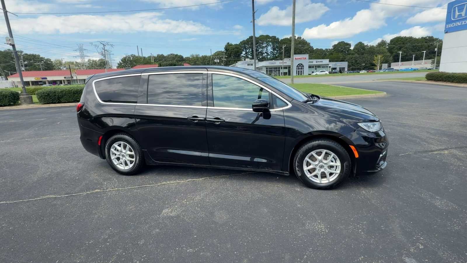 2025 Chrysler Pacifica Select