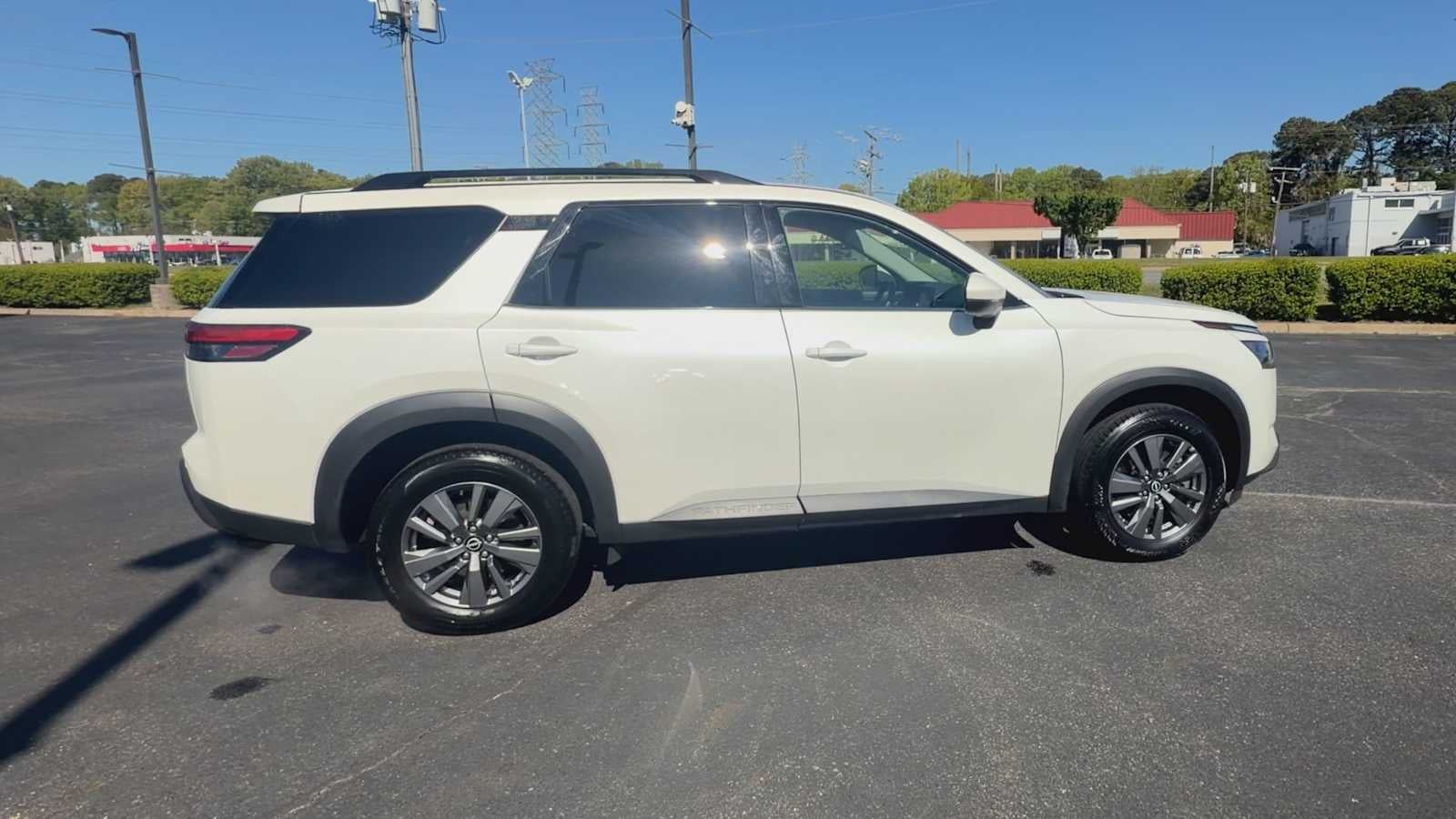 2024 Nissan Pathfinder SV