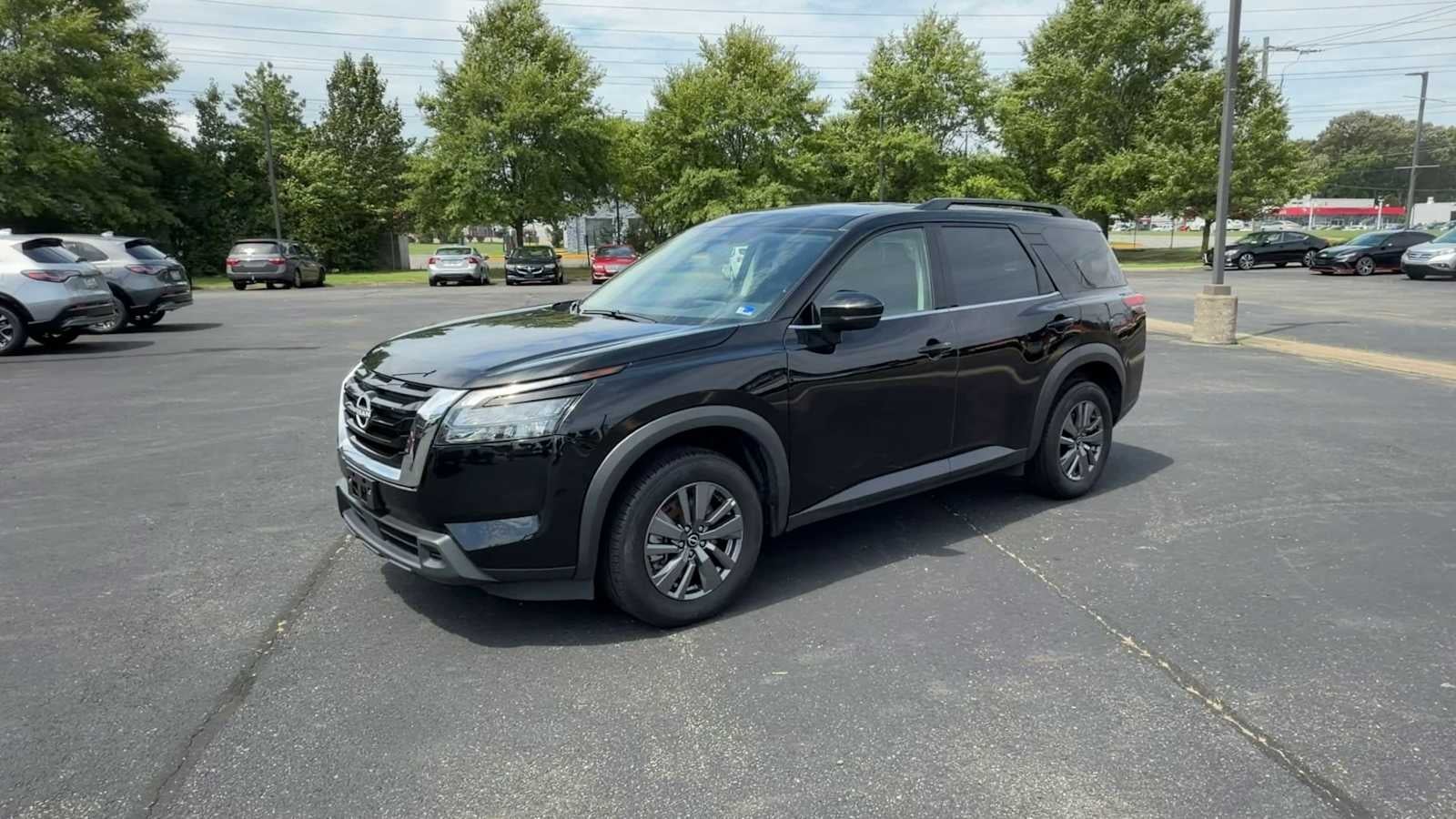 2025 Nissan Pathfinder SV