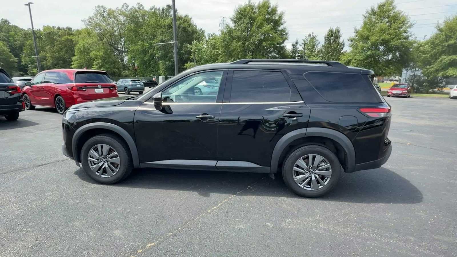 2025 Nissan Pathfinder SV