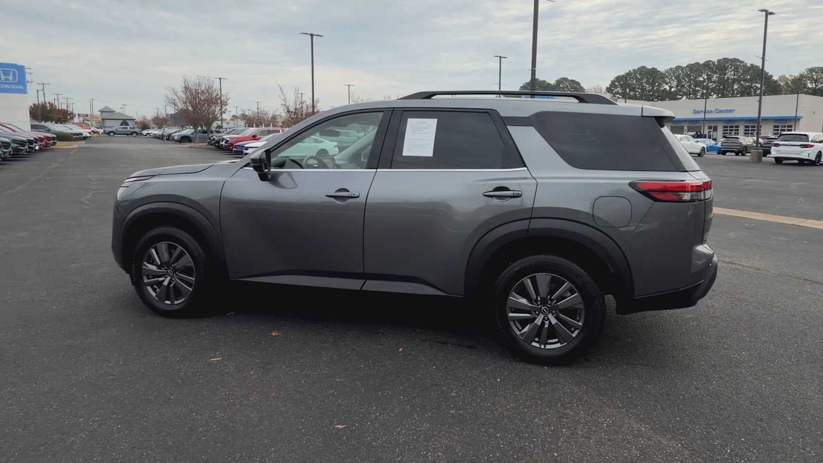 2025 Nissan Pathfinder SV