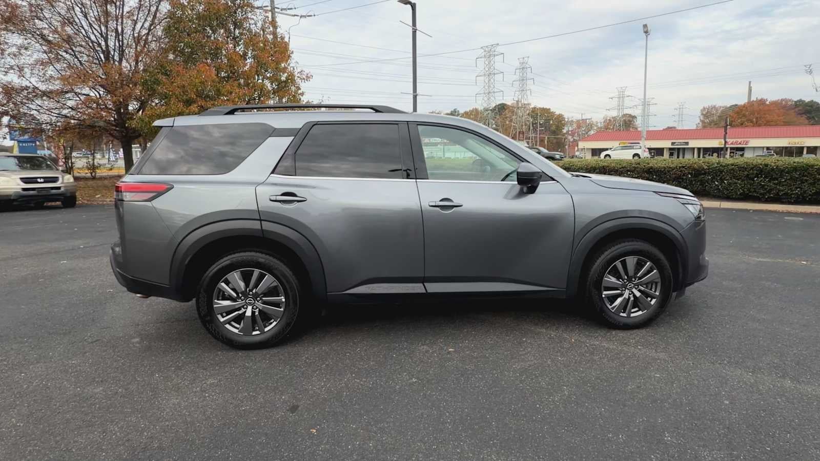 2025 Nissan Pathfinder SV