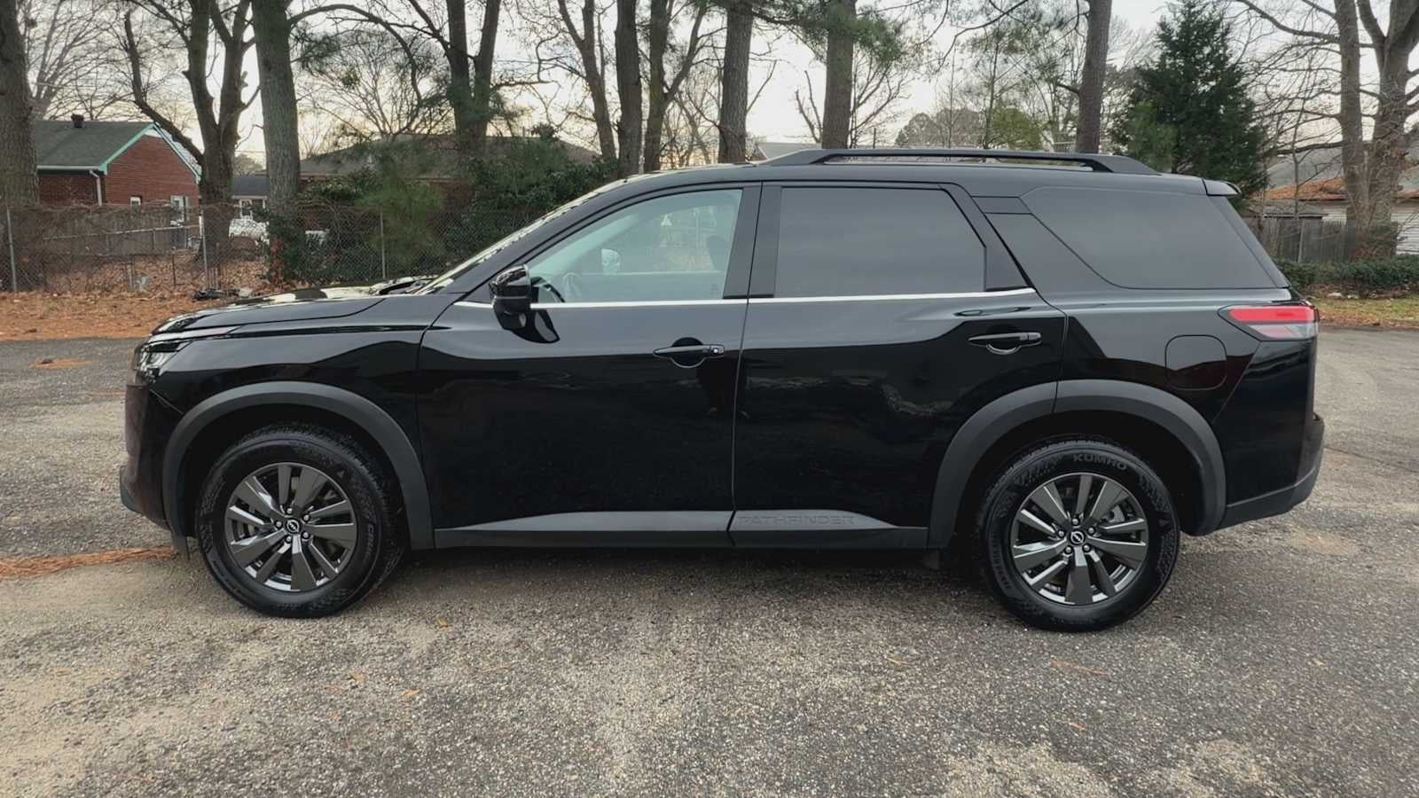 2024 Nissan Pathfinder SV
