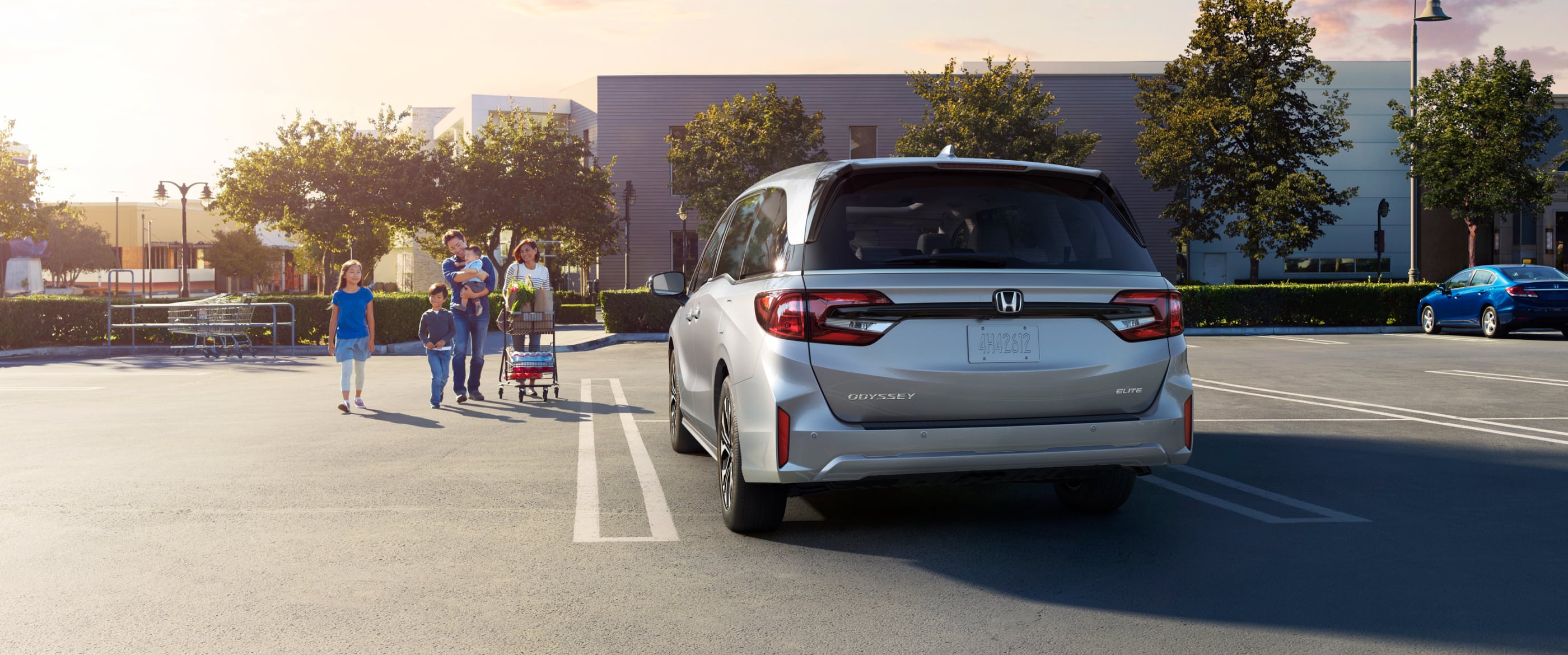 2026 Honda Odyssey Parked with happy family ready to ride